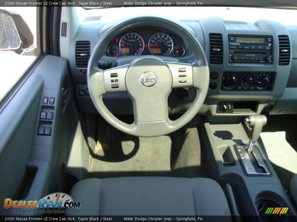 2006 Nissan Frontier LE Crew Cab 4x4 Super Black / Steel Photo #28