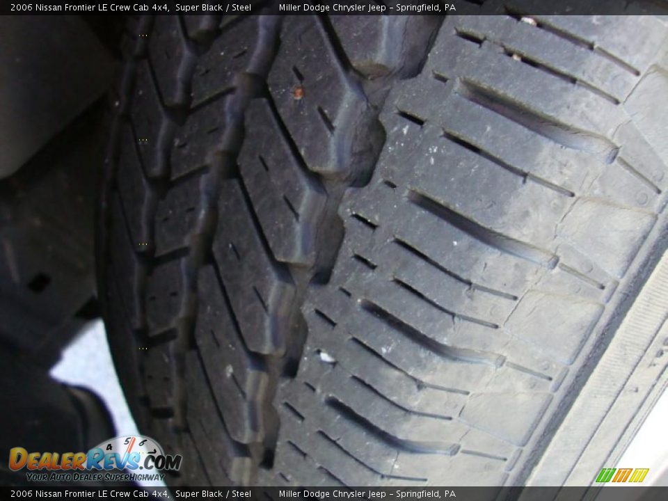 2006 Nissan Frontier LE Crew Cab 4x4 Super Black / Steel Photo #31