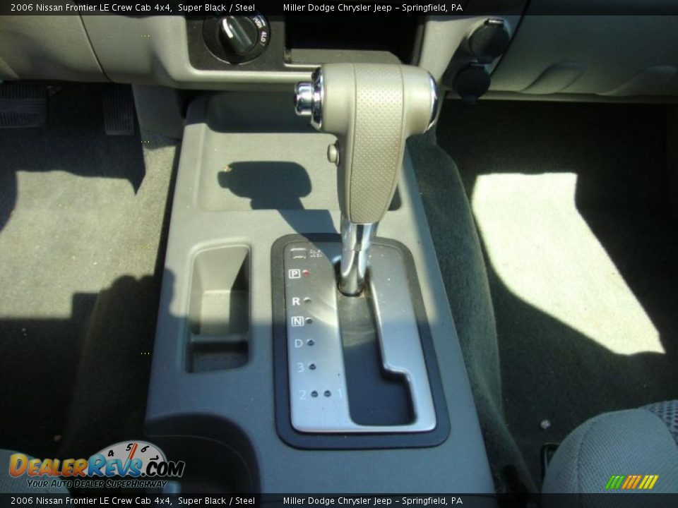 2006 Nissan Frontier LE Crew Cab 4x4 Super Black / Steel Photo #36