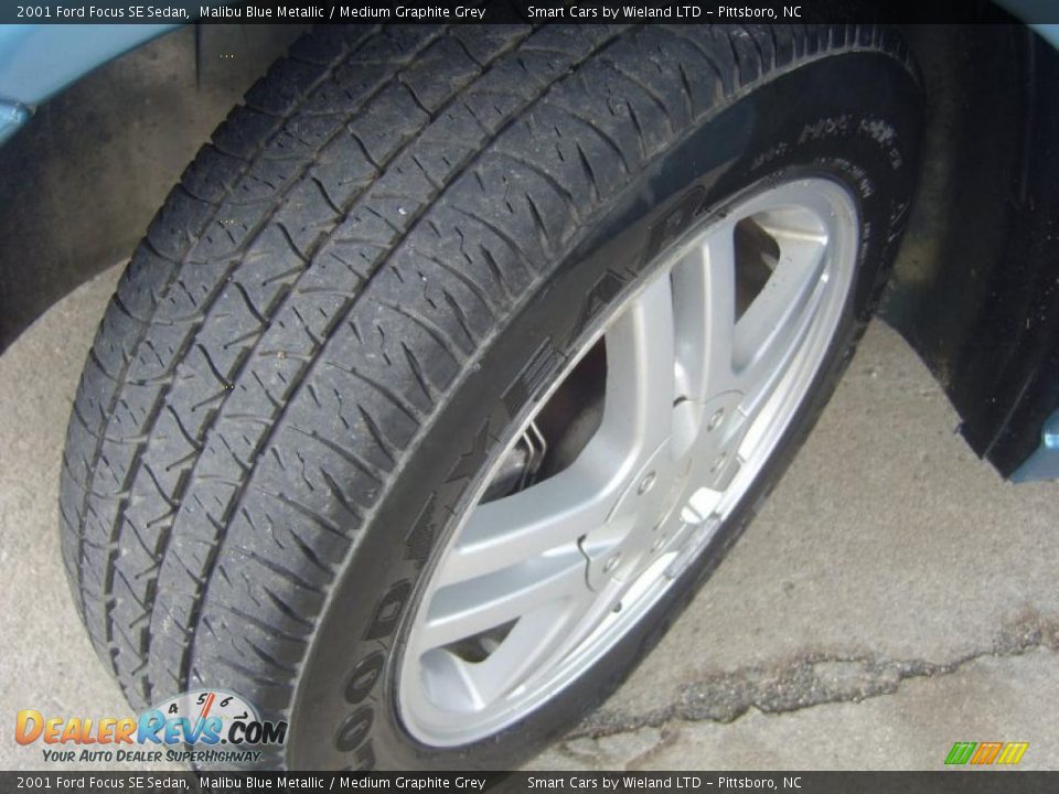 2001 Ford Focus SE Sedan Malibu Blue Metallic / Medium Graphite Grey Photo #15