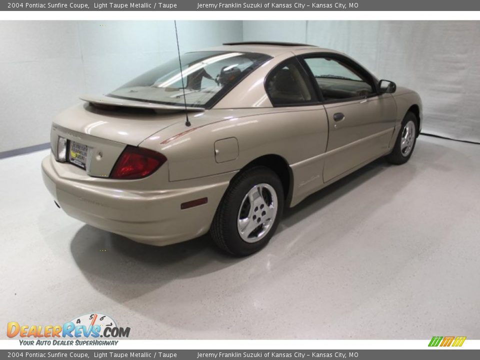 2004 Pontiac Sunfire Coupe Light Taupe Metallic / Taupe Photo #6
