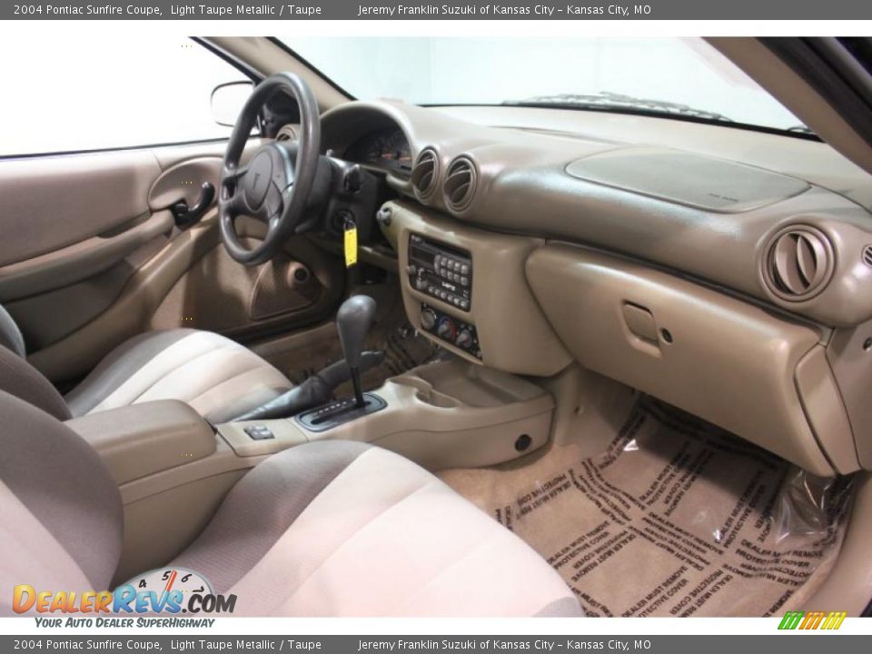 2004 Pontiac Sunfire Coupe Light Taupe Metallic / Taupe Photo #7