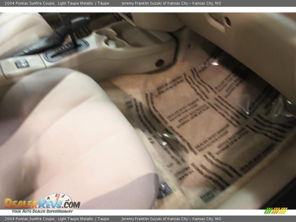 2004 Pontiac Sunfire Coupe Light Taupe Metallic / Taupe Photo #8