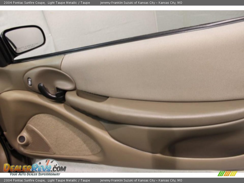 2004 Pontiac Sunfire Coupe Light Taupe Metallic / Taupe Photo #9