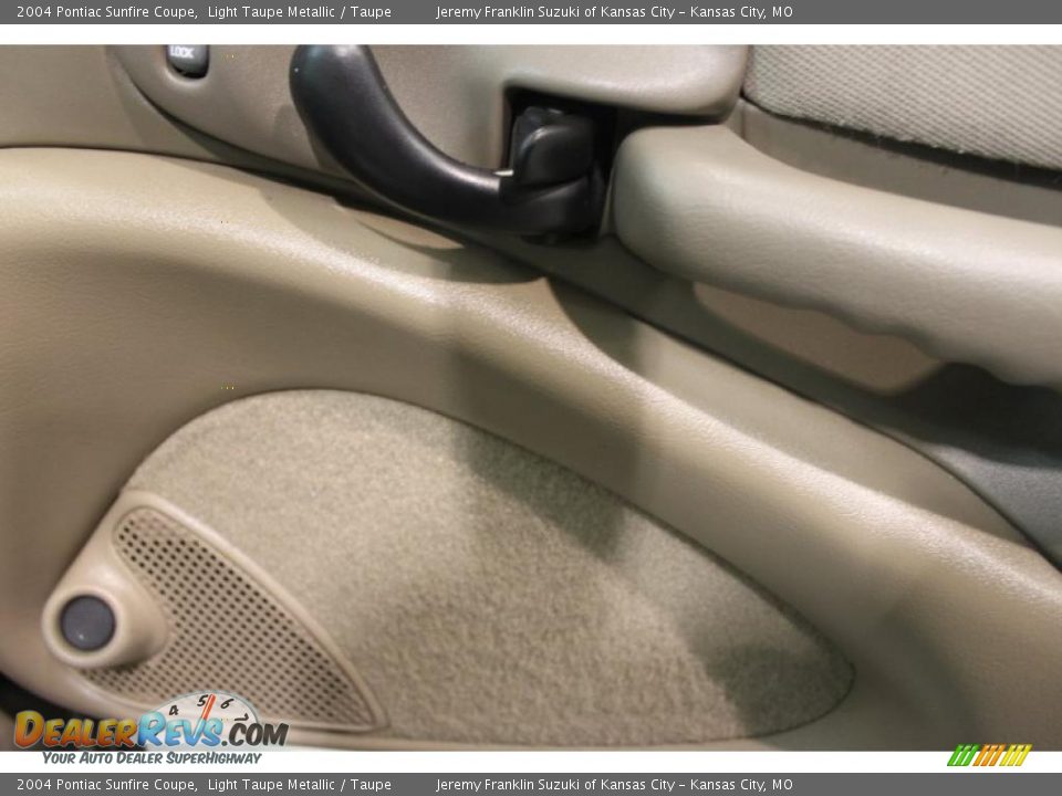 2004 Pontiac Sunfire Coupe Light Taupe Metallic / Taupe Photo #10