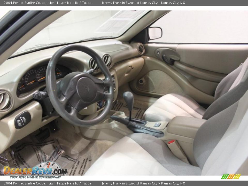2004 Pontiac Sunfire Coupe Light Taupe Metallic / Taupe Photo #11