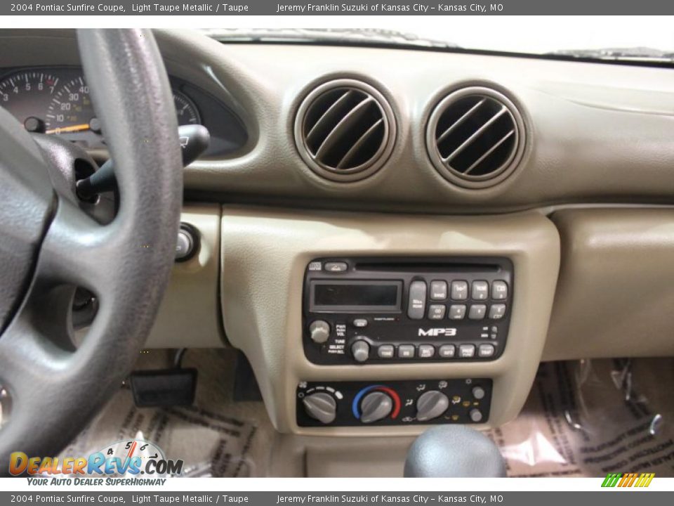2004 Pontiac Sunfire Coupe Light Taupe Metallic / Taupe Photo #12