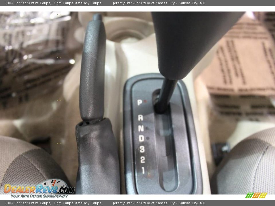 2004 Pontiac Sunfire Coupe Light Taupe Metallic / Taupe Photo #14