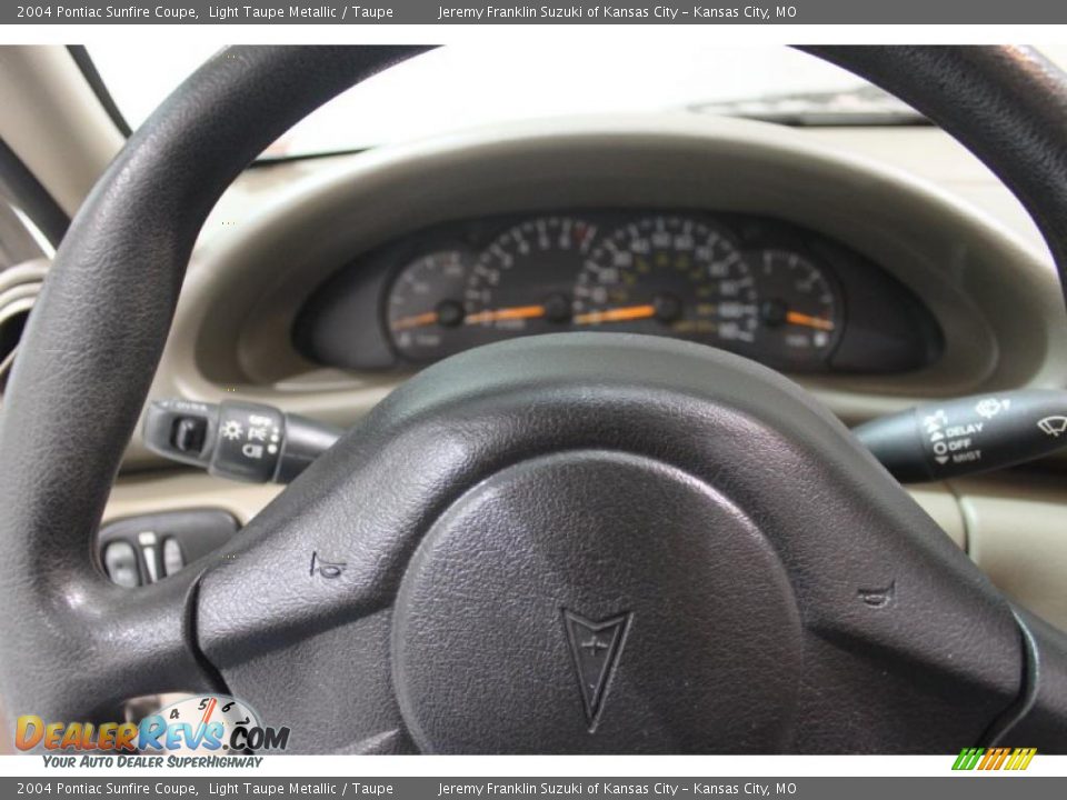 2004 Pontiac Sunfire Coupe Light Taupe Metallic / Taupe Photo #16