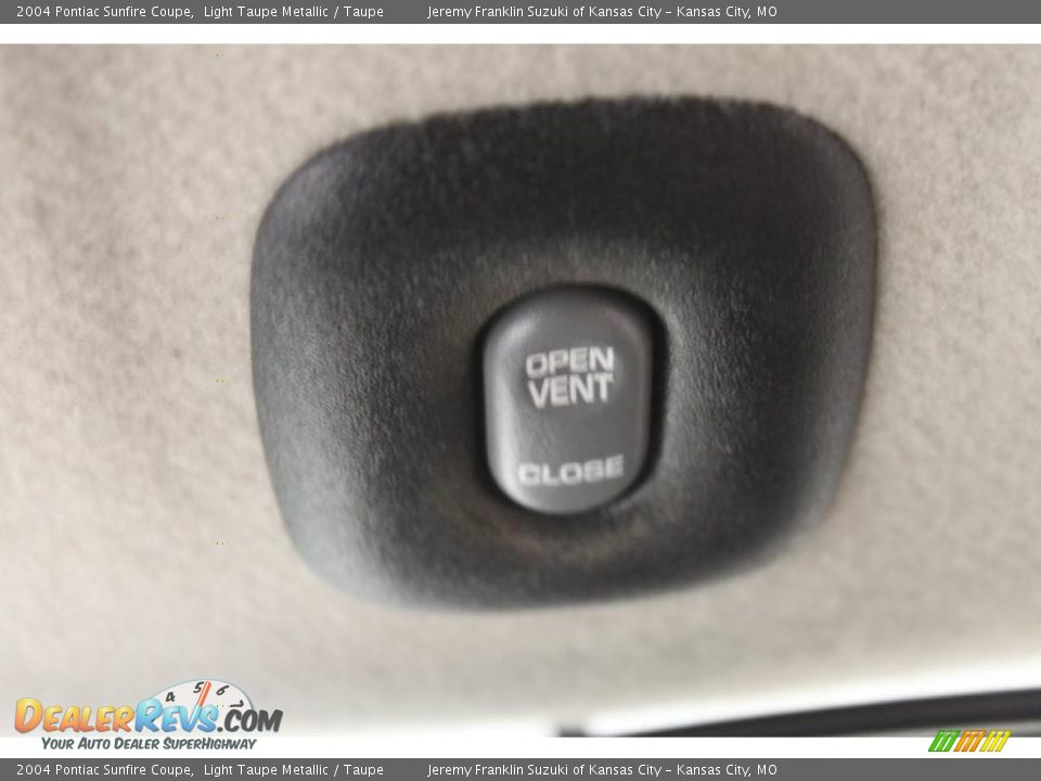 2004 Pontiac Sunfire Coupe Light Taupe Metallic / Taupe Photo #18