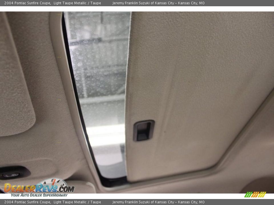 2004 Pontiac Sunfire Coupe Light Taupe Metallic / Taupe Photo #19