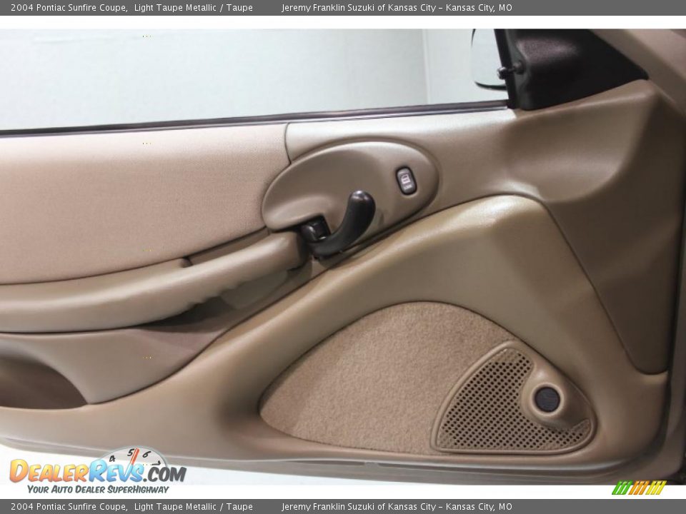 2004 Pontiac Sunfire Coupe Light Taupe Metallic / Taupe Photo #20