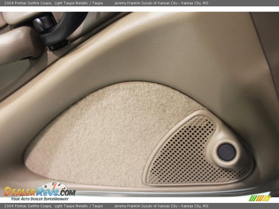 2004 Pontiac Sunfire Coupe Light Taupe Metallic / Taupe Photo #21