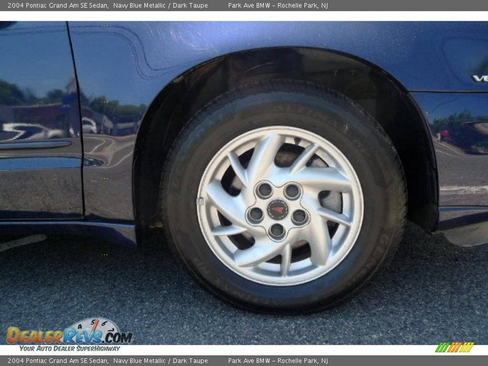 2004 Pontiac Grand Am SE Sedan Navy Blue Metallic / Dark Taupe Photo #17