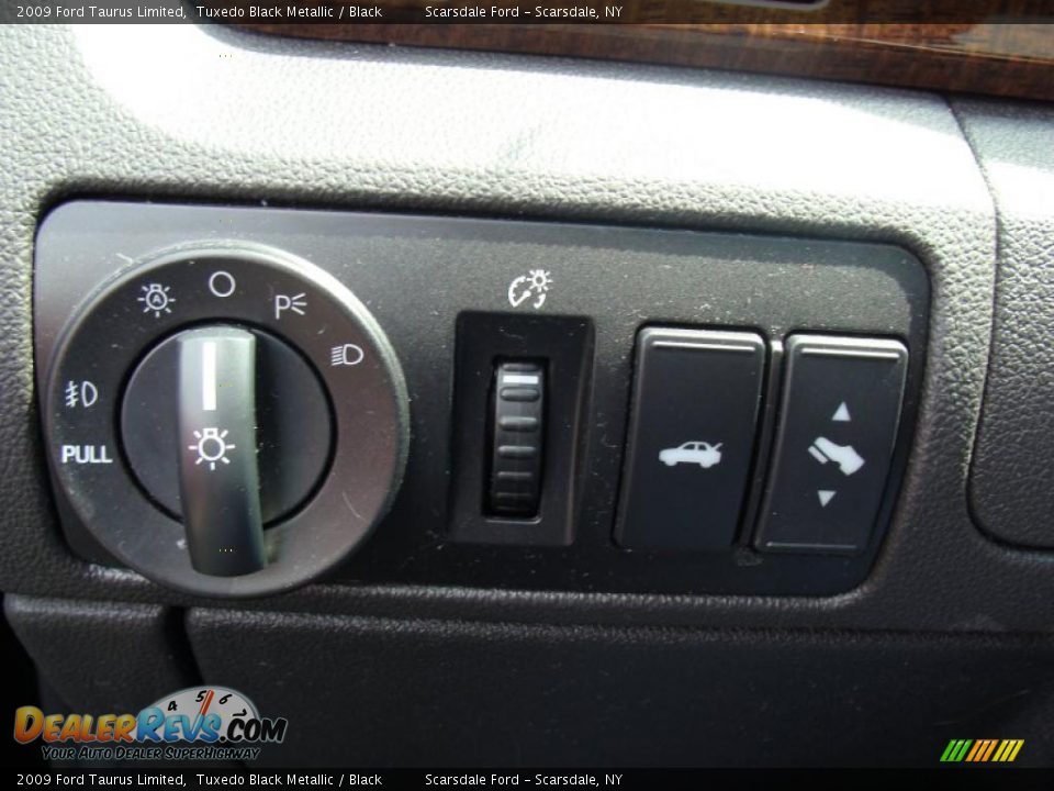 2009 Ford Taurus Limited Tuxedo Black Metallic / Black Photo #20