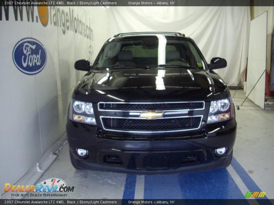 2007 Chevrolet Avalanche LTZ 4WD Black / Ebony/Light Cashmere Photo #2