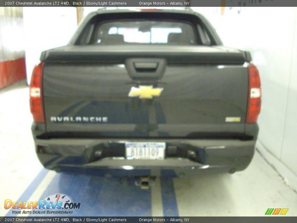 2007 Chevrolet Avalanche LTZ 4WD Black / Ebony/Light Cashmere Photo #5