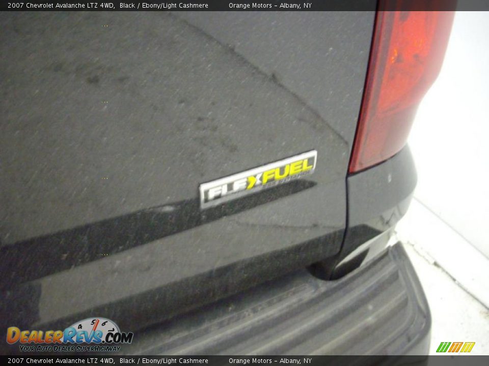 2007 Chevrolet Avalanche LTZ 4WD Black / Ebony/Light Cashmere Photo #6