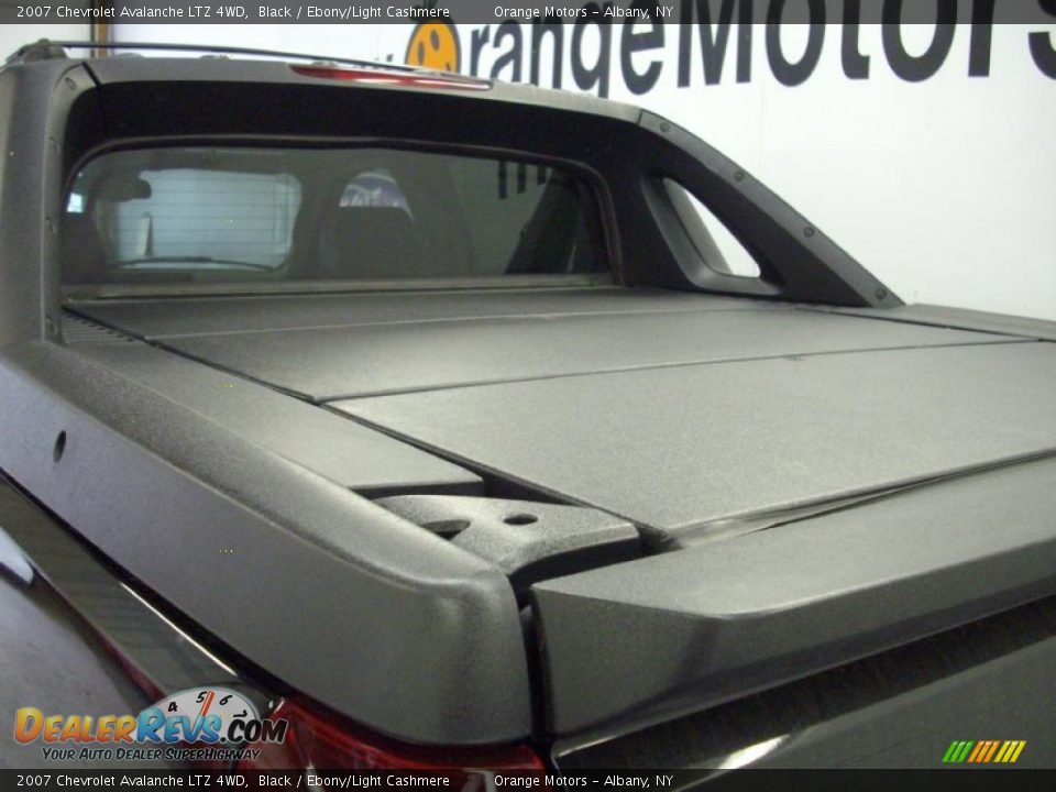 2007 Chevrolet Avalanche LTZ 4WD Black / Ebony/Light Cashmere Photo #7