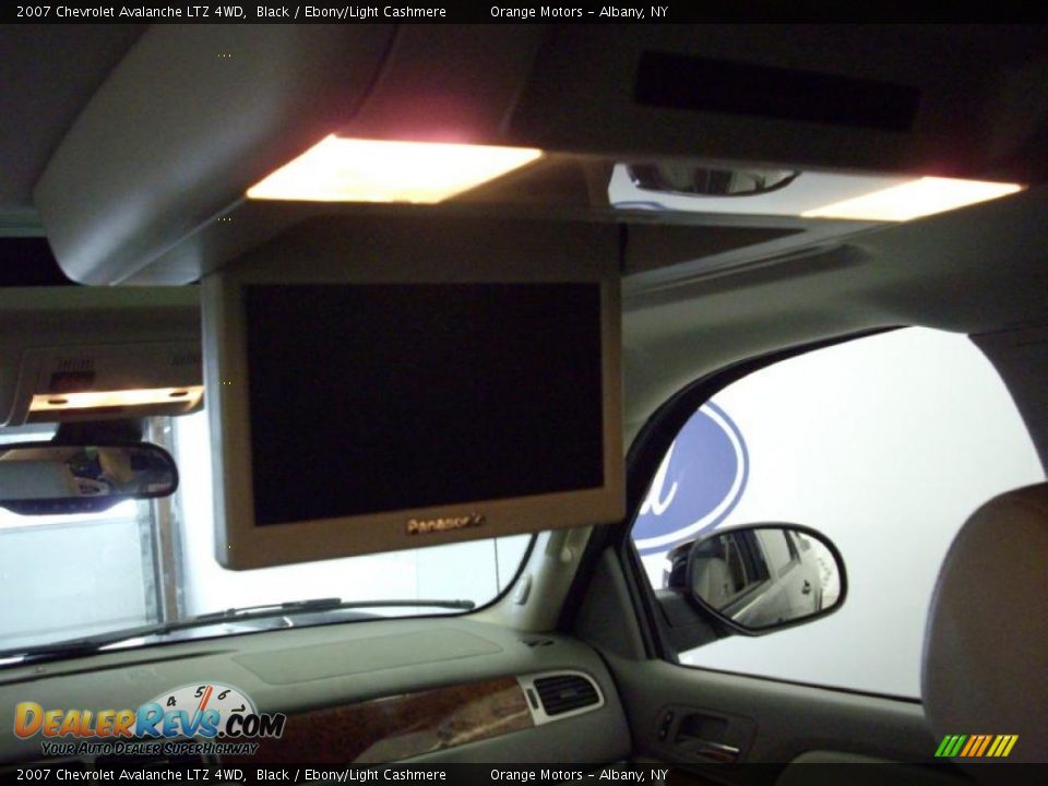 2007 Chevrolet Avalanche LTZ 4WD Black / Ebony/Light Cashmere Photo #10