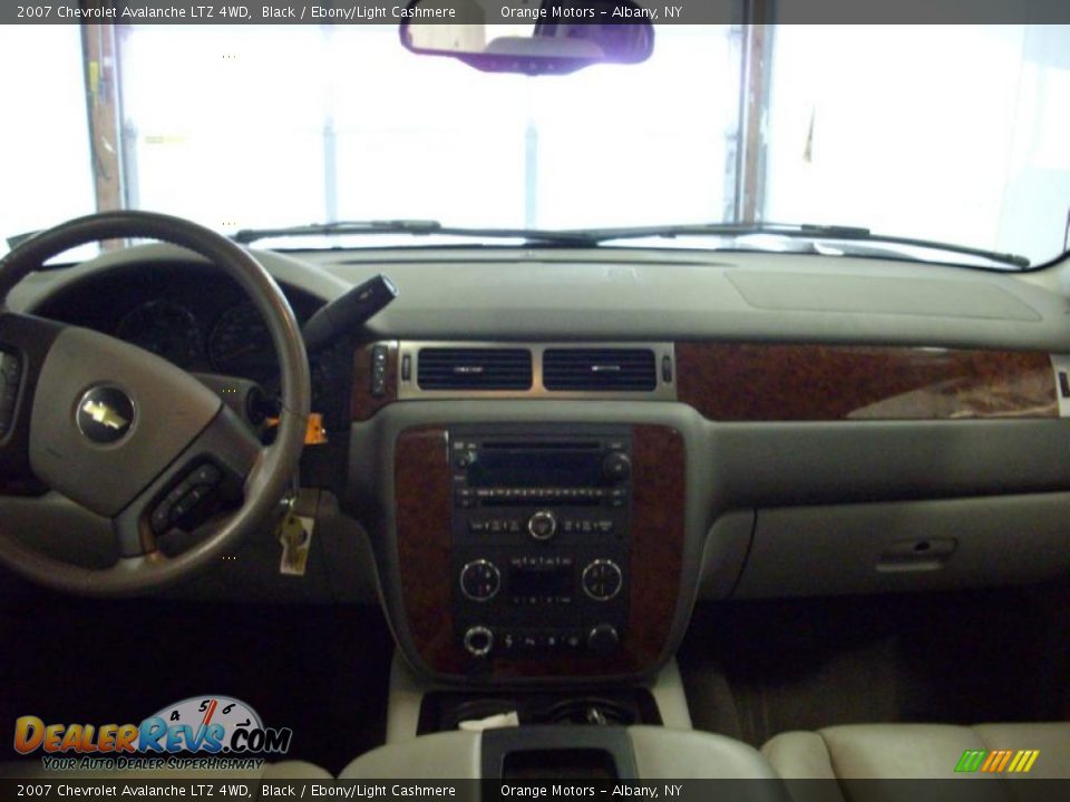 2007 Chevrolet Avalanche LTZ 4WD Black / Ebony/Light Cashmere Photo #12