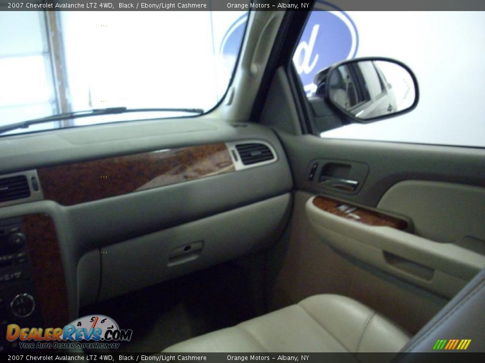 2007 Chevrolet Avalanche LTZ 4WD Black / Ebony/Light Cashmere Photo #13