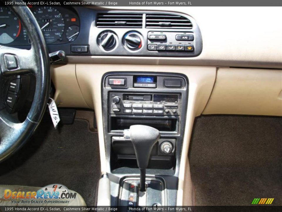 1995 Honda Accord EX-L Sedan Cashmere Silver Metallic / Beige Photo #11