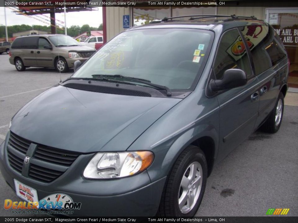 2005 Dodge Caravan SXT Magnesium Green Pearl / Medium Slate Gray Photo #2