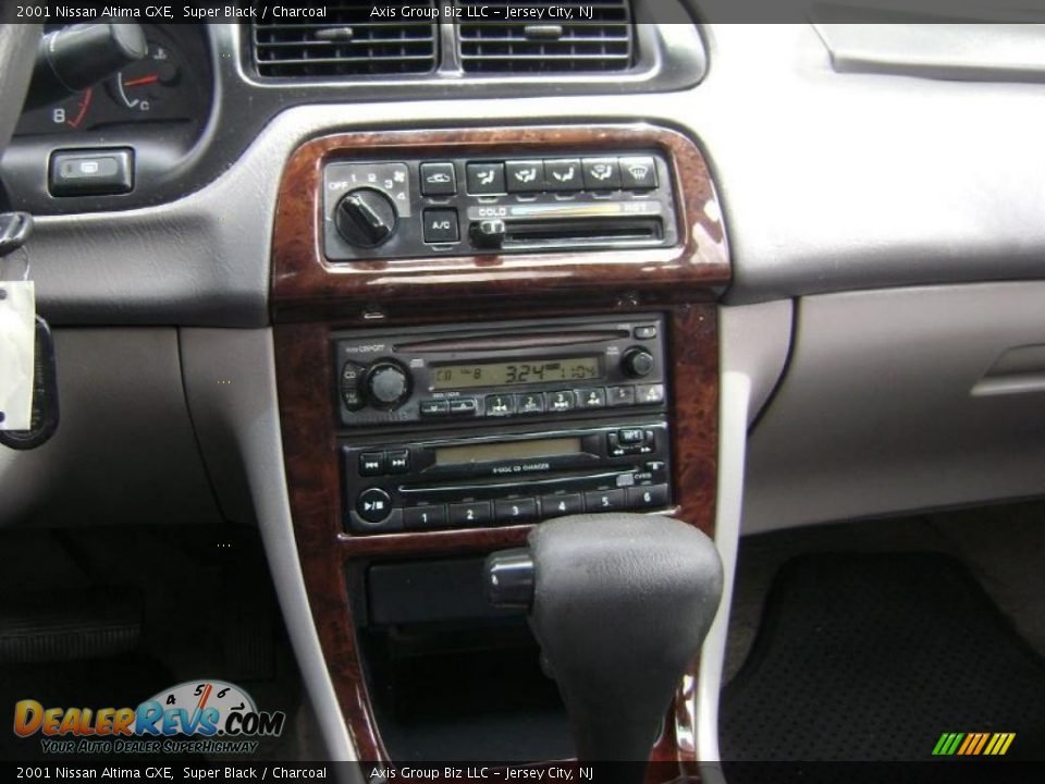 2001 Nissan Altima GXE Super Black / Charcoal Photo #10
