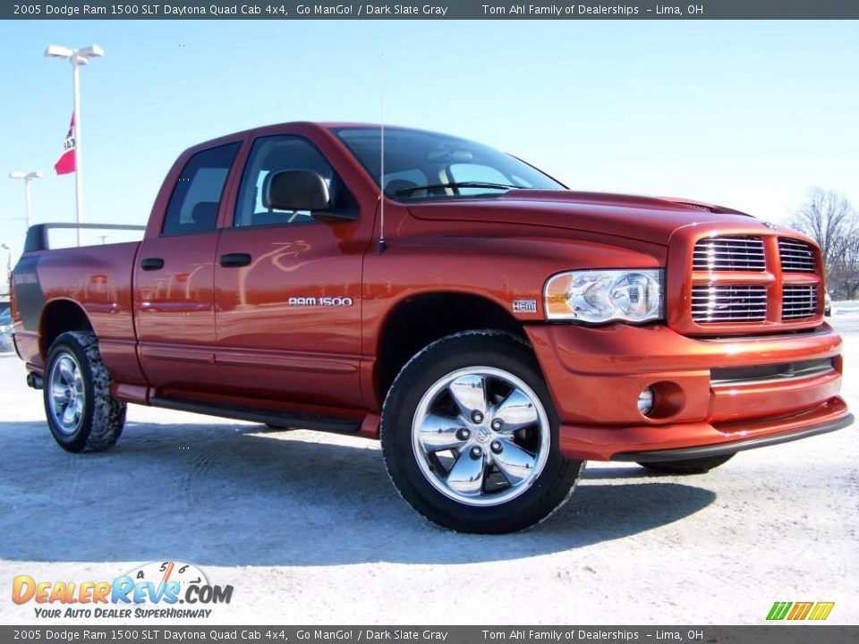 2005 Dodge Ram 1500 SLT Daytona Quad Cab 4x4 Go ManGo! / Dark Slate Gray Photo #10