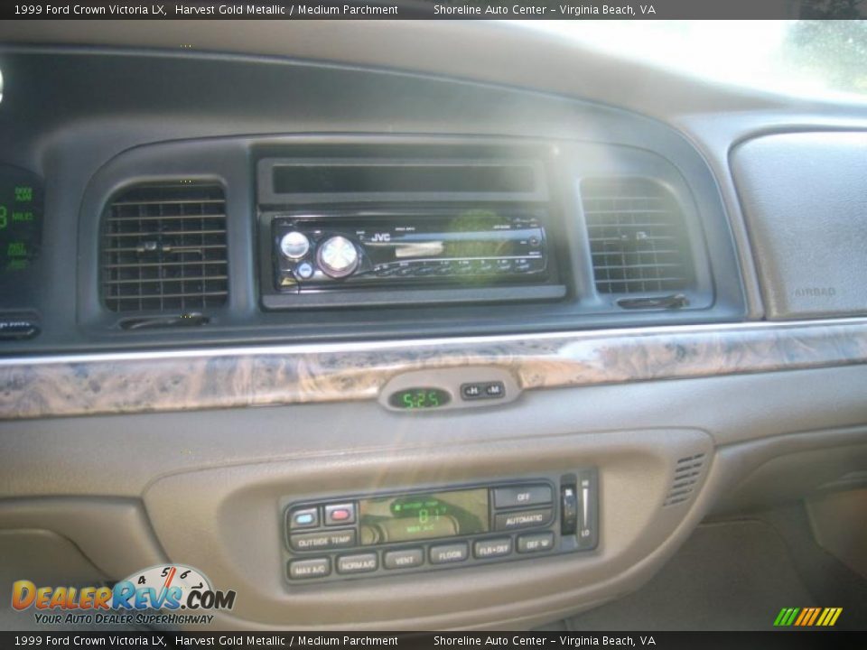 1999 Ford Crown Victoria LX Harvest Gold Metallic / Medium Parchment Photo #17