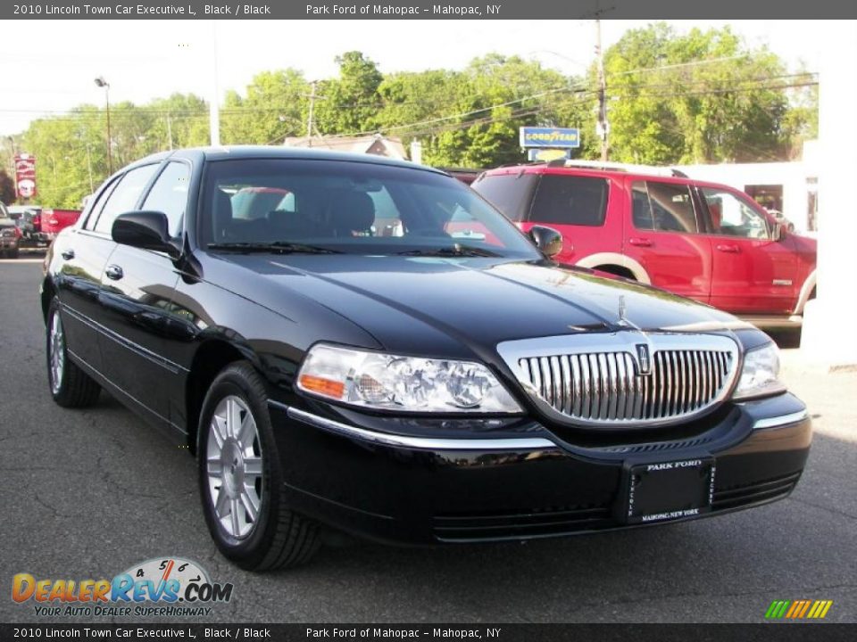 2010 Lincoln Town Car Executive L Black / Black Photo #2