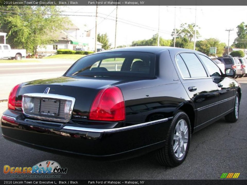 2010 Lincoln Town Car Executive L Black / Black Photo #3