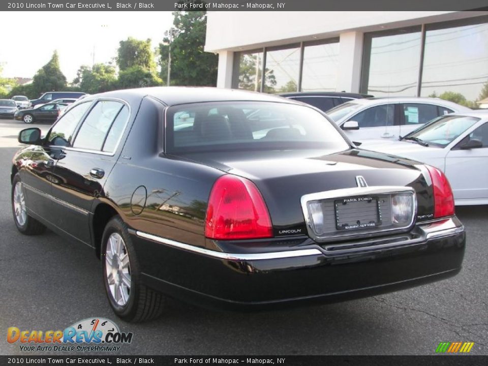 2010 Lincoln Town Car Executive L Black / Black Photo #4