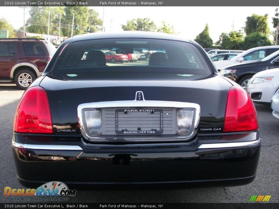 2010 Lincoln Town Car Executive L Black / Black Photo #16