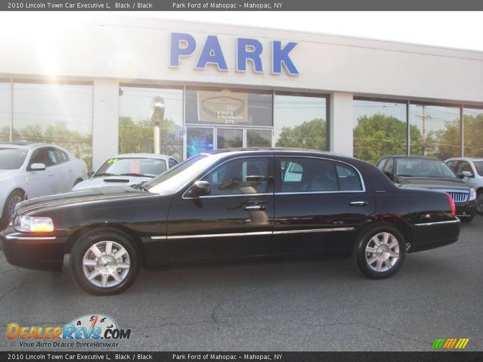 2010 Lincoln Town Car Executive L Black / Black Photo #17