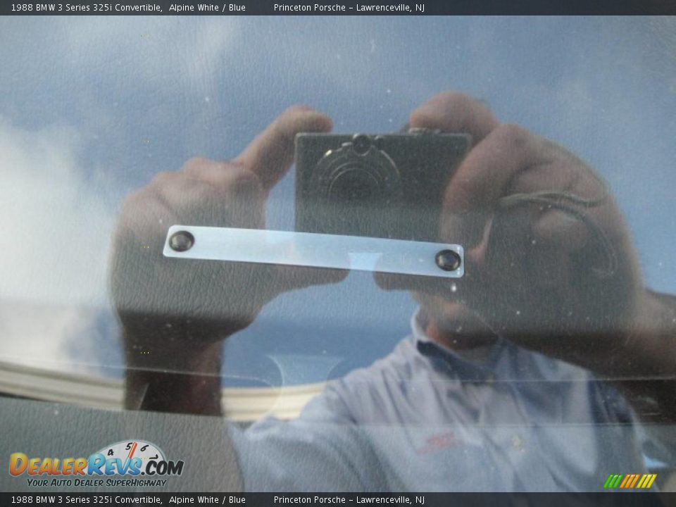 1988 BMW 3 Series 325i Convertible Alpine White / Blue Photo #33