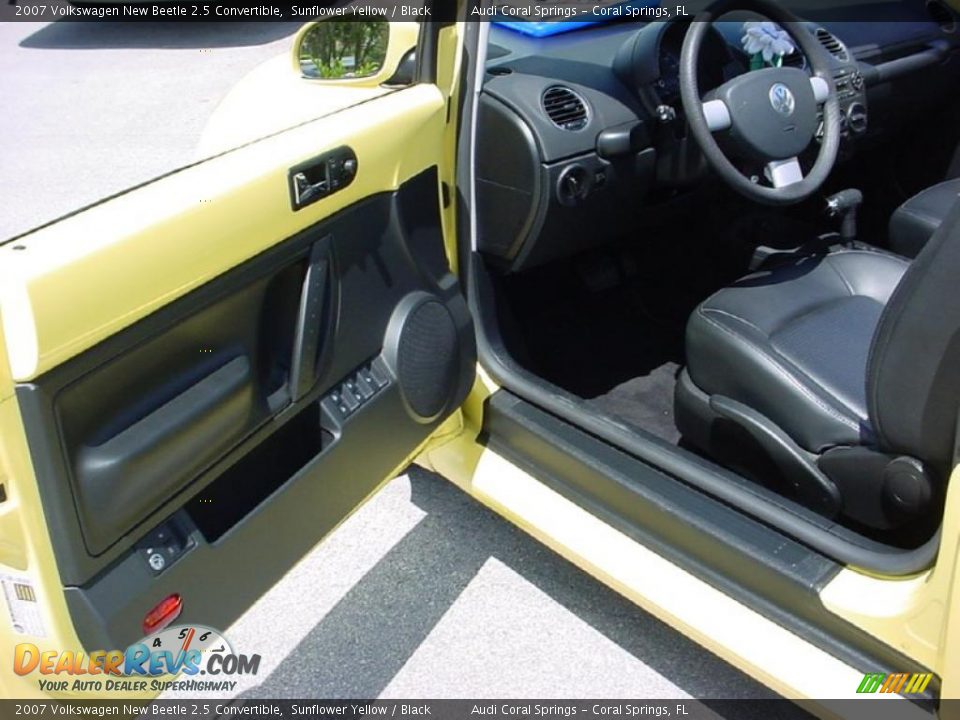 2007 Volkswagen New Beetle 2.5 Convertible Sunflower Yellow / Black Photo #10