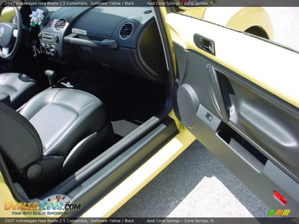 2007 Volkswagen New Beetle 2.5 Convertible Sunflower Yellow / Black Photo #13