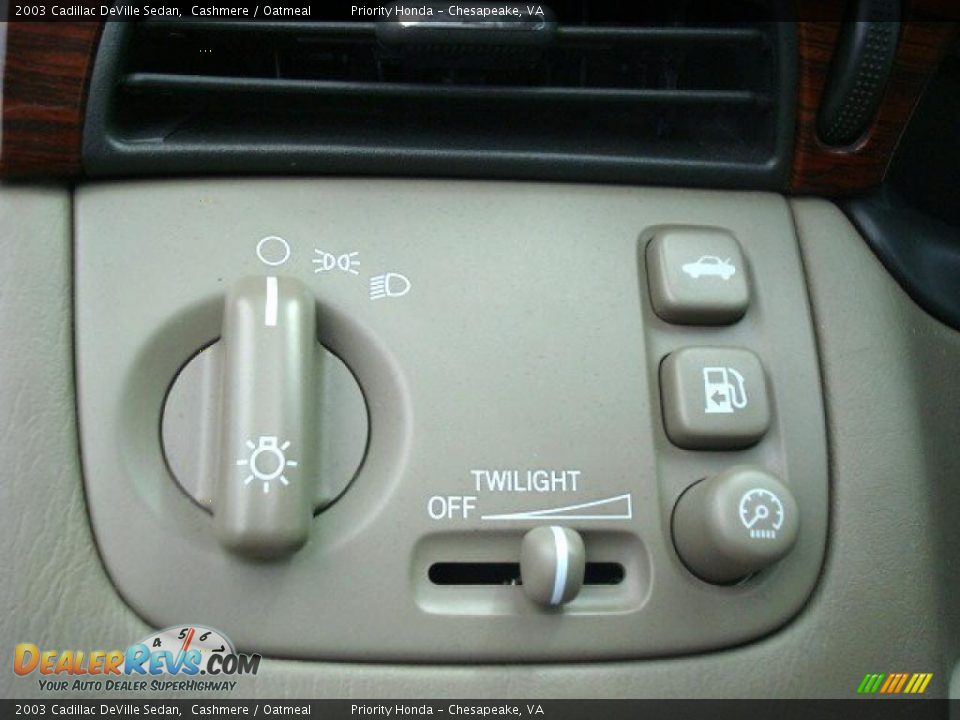 2003 Cadillac DeVille Sedan Cashmere / Oatmeal Photo #25