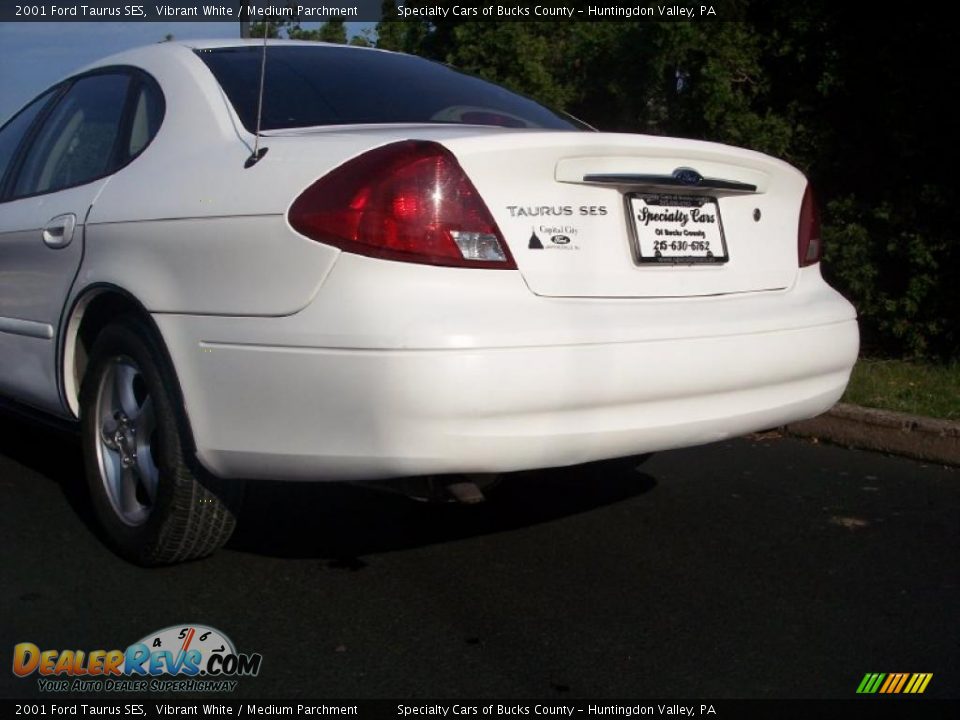 2001 Ford Taurus SES Vibrant White / Medium Parchment Photo #11