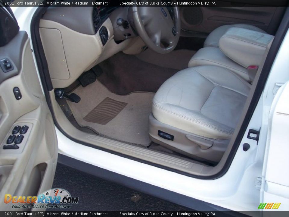 2001 Ford Taurus SES Vibrant White / Medium Parchment Photo #18