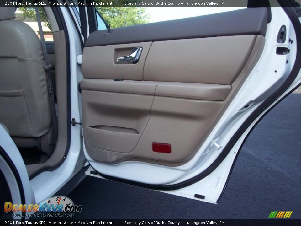 2001 Ford Taurus SES Vibrant White / Medium Parchment Photo #24