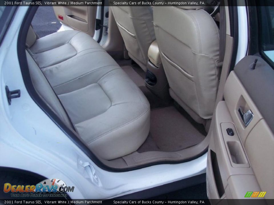 2001 Ford Taurus SES Vibrant White / Medium Parchment Photo #25