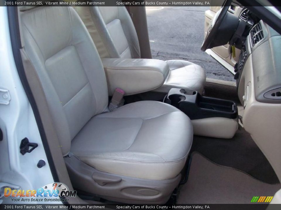 2001 Ford Taurus SES Vibrant White / Medium Parchment Photo #29