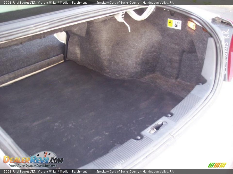 2001 Ford Taurus SES Vibrant White / Medium Parchment Photo #33
