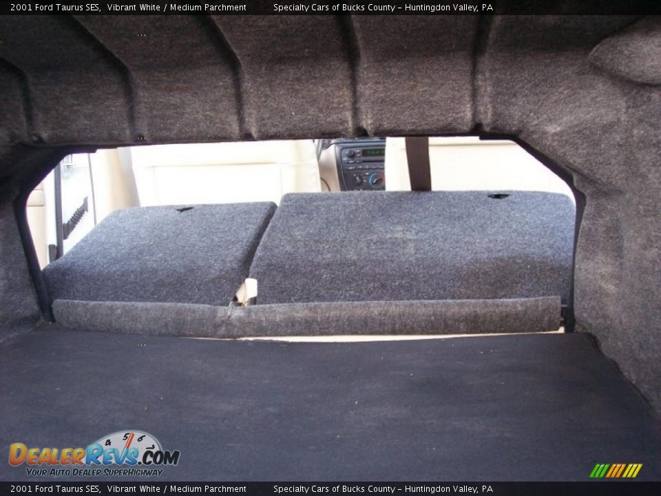 2001 Ford Taurus SES Vibrant White / Medium Parchment Photo #35
