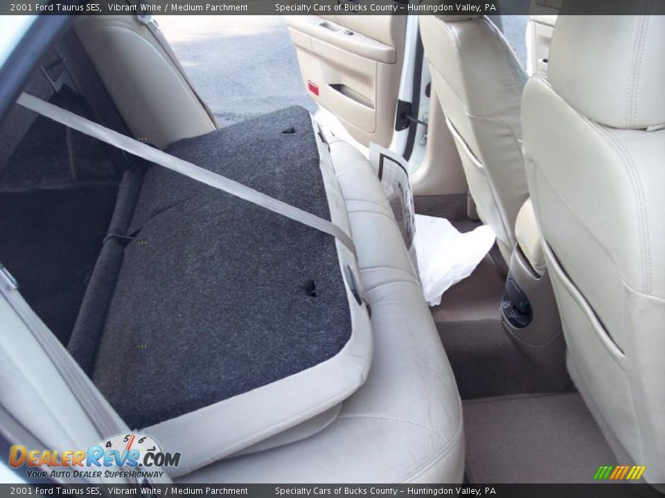 2001 Ford Taurus SES Vibrant White / Medium Parchment Photo #36