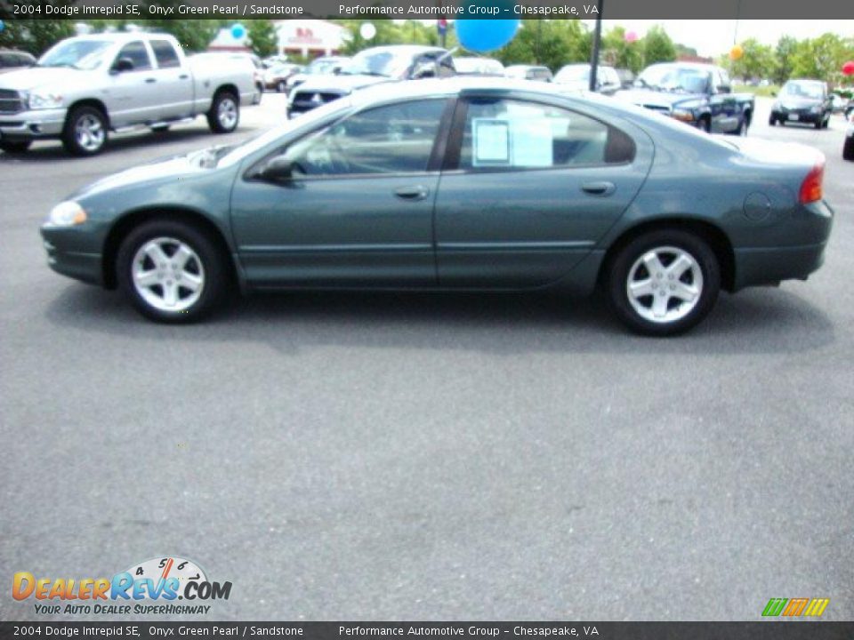 2004 Dodge Intrepid SE Onyx Green Pearl / Sandstone Photo #2