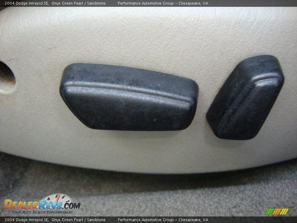 2004 Dodge Intrepid SE Onyx Green Pearl / Sandstone Photo #14